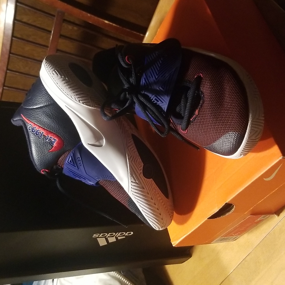 NIKE Kyrie Flytrap lll (GS) Deep Royal Blue/Red Basketball Shoes Size 4 Youth